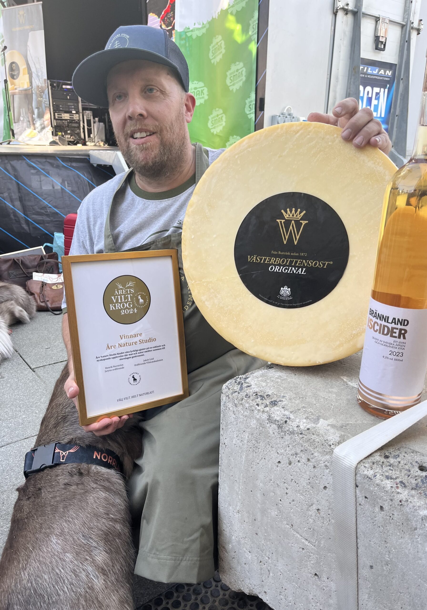 Fredrik Karlsson på Åre Nature Studio mitt i prisregnet vid scenen på Umeå Smakfestival.